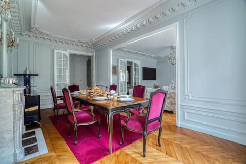 213 m2 Prestige Eiffel Signature Apartment in Paris
