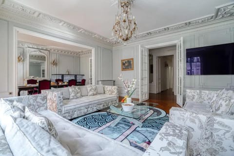 213 m2 Prestige Eiffel Signature Apartment in Paris