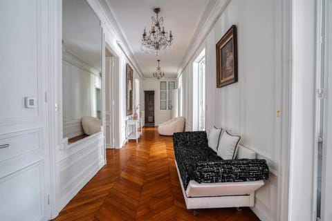 213 m2 Prestige Eiffel Signature Apartment in Paris