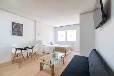 TV and multimedia, Living room, Seating area, Dining area