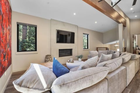 Song of the Sierras - 4 Bed, 4 Bath Luxury Tahoe Home House in South Lake Tahoe