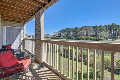 Mins to the Beach, Pool, Screened Porch, Free Parking House in Surfside Beach