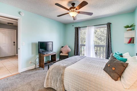 Mins to the Beach, Pool, Screened Porch, Free Parking House in Surfside Beach