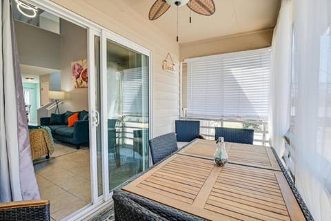 Mins to the Beach, Pool, Screened Porch, Free Parking House in Surfside Beach