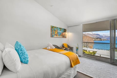 Bedroom, Lake view