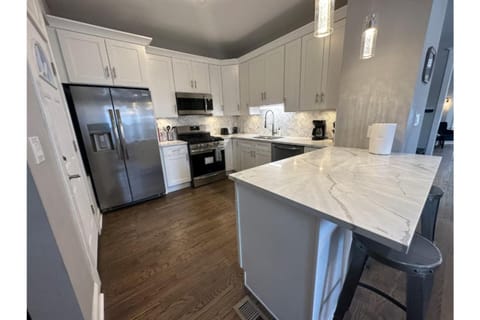 Near Lake & Museum • Modern • Game Area House in Chicago