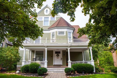 Lakeview on Main Pool Fire Pit and Walkable House in Geneva
