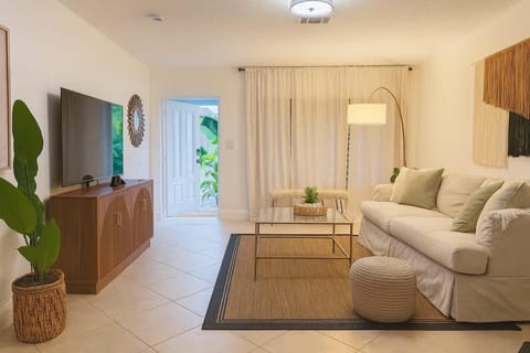 Cozy Dania Beach House with Fenced Backyard House in Dania Beach