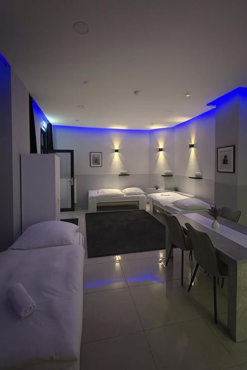 Bed, TV and multimedia, Living room, Photo of the whole room, Seating area, Dining area, Bedroom