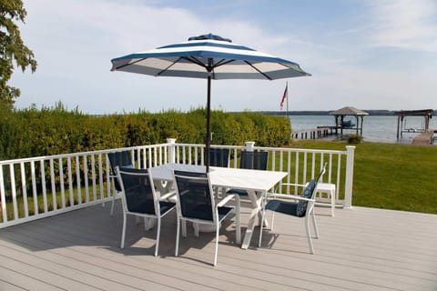 Katies Cottage Lakefront Stay with Hot Tub and Kayaks House in Varick