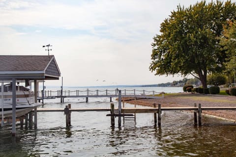 Katies Cottage Lakefront Stay with Hot Tub and Kayaks House in Varick