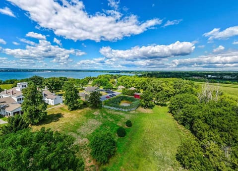 Rose Hill Cottage Lake Views & Mansion Grounds House in Fayette