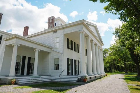 Rose Hill Cottage Lake Views & Mansion Grounds House in Fayette
