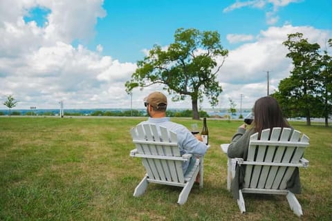 Rose Hill Cottage Lake Views & Mansion Grounds House in Fayette
