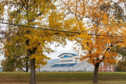 Jefferson & Grounds 3BR Steps from HWS and Hot Tub House in Geneva