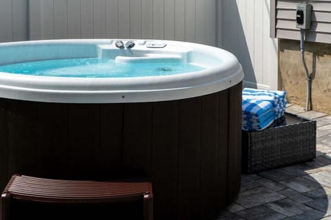 Jefferson & Grounds 3BR Steps from HWS and Hot Tub House in Geneva