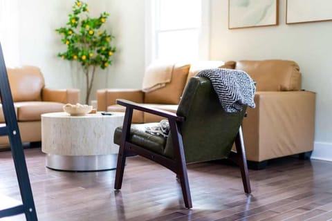 Jefferson & Grounds 3BR Steps from HWS and Hot Tub House in Geneva