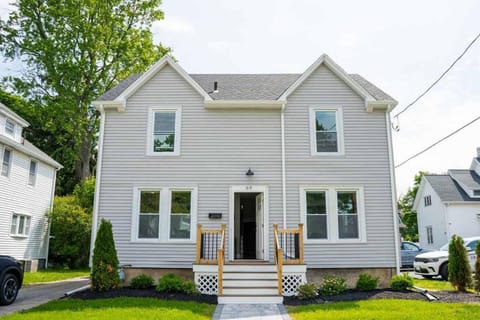 Jefferson & Grounds 3BR Steps from HWS and Hot Tub House in Geneva