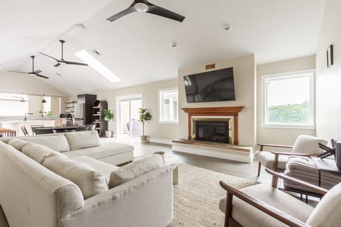 Luxury Lakeview Retreat Hot Tub Gym & Theatre House in Canandaigua Lake