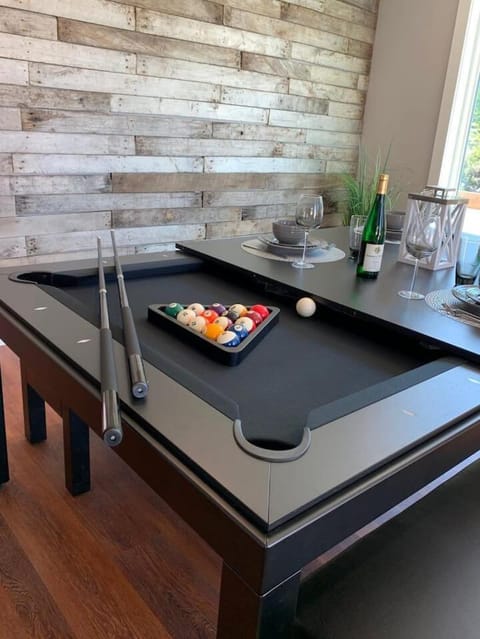 Eclipse Hot tub and billiards in Downtown Geneva House in Geneva