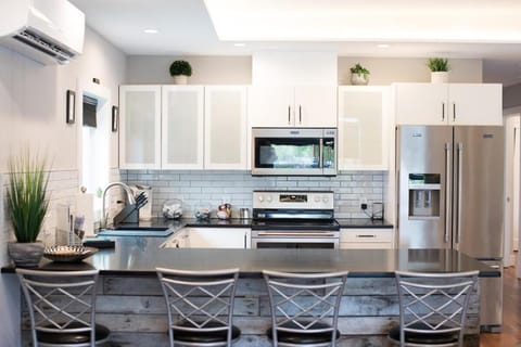 Eclipse Hot tub and billiards in Downtown Geneva House in Geneva