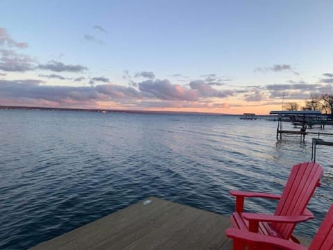 Waters Edge Lakefront with Kayaks Fire Pit and Dock House in Varick