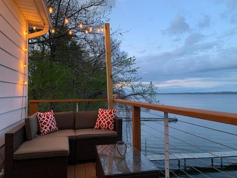 Waters Edge Lakefront with Kayaks Fire Pit and Dock House in Varick