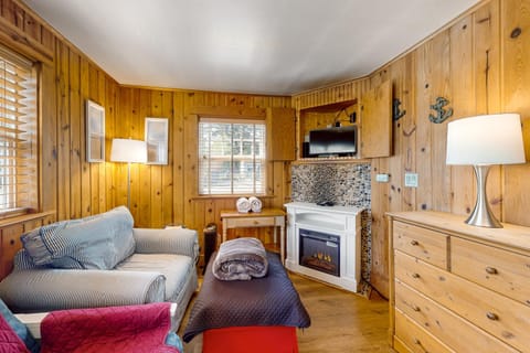 Hidden Villa Cottage #1 - The Nautical Cottage House in Tolovana Park