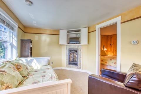 Hidden Villa Cottage #5 - The Sunflower Cottage House in Tolovana Park