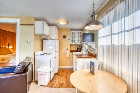 Hidden Villa Cottage #5 - The Sunflower Cottage House in Tolovana Park