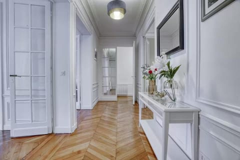 120 m2 Luxury Eiffel Signature Apartment in Paris