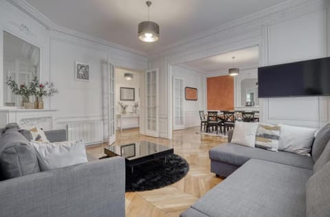 120 m2 Luxury Eiffel Signature Apartment in Paris