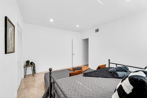 Miami Luxury Home Close to Beach & Aventura Mall Apartment in Biscayne Park