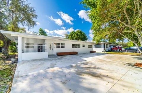 Miami Luxury Home Close to Beach & Aventura Mall Apartment in Biscayne Park