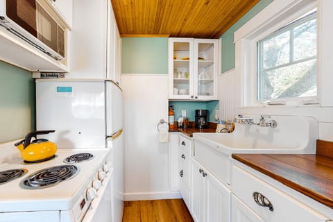 Hidden Villa Cottage #3 - The Garden Cottage House in Tolovana Park