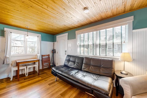 Hidden Villa Cottage #3 - The Garden Cottage House in Tolovana Park