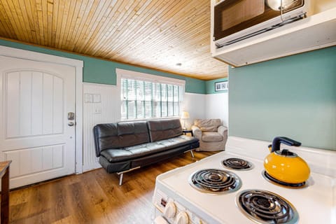 Hidden Villa Cottage #3 - The Garden Cottage House in Tolovana Park