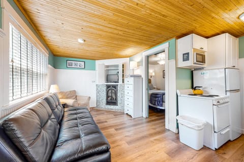 Hidden Villa Cottage #3 - The Garden Cottage House in Tolovana Park