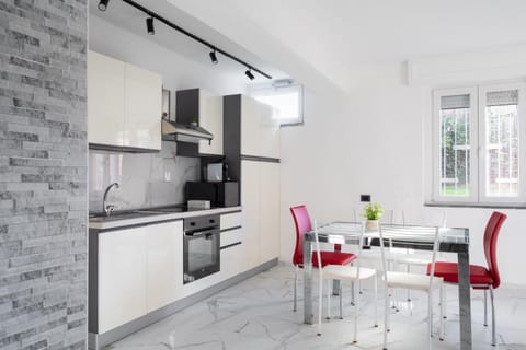 Kitchen or kitchenette, Dining area, oven, stove