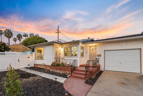Tourmaline Beach Cottage North -Steps to Ocean, AC House in Pacific Beach