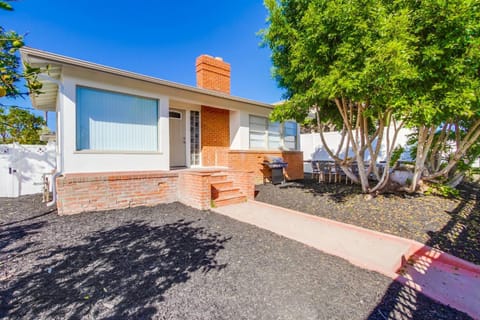 Property building, Facade/entrance, Day, Neighbourhood, Garden, Garden view