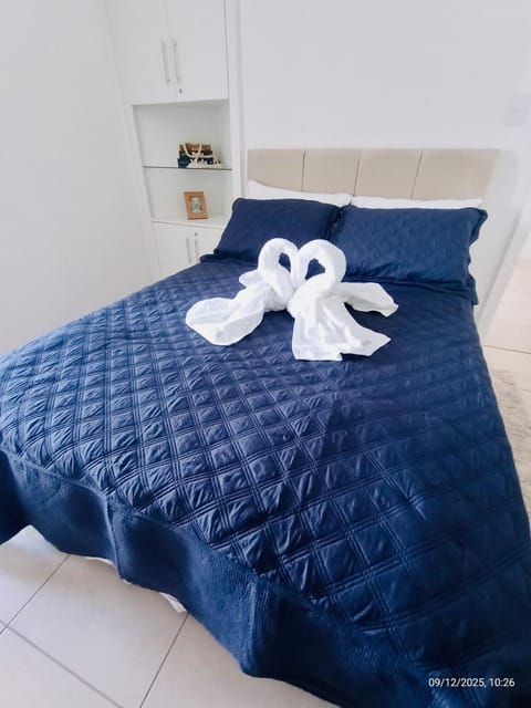 Bed, towels