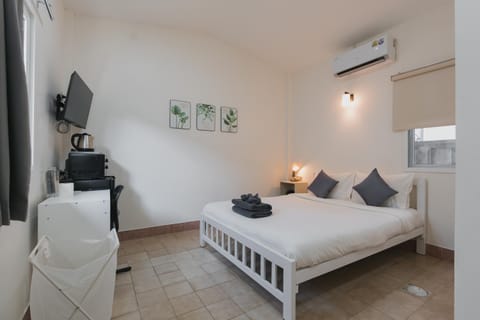 Bed, TV and multimedia, Photo of the whole room, Bedroom, towels, air conditioner