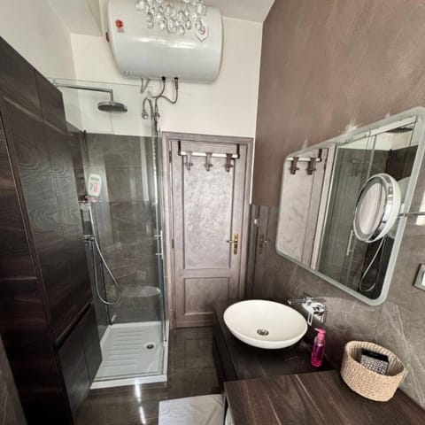 Shower, Toilet, Bathroom, towels