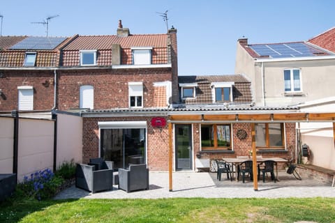 Property building, Patio, Balcony/Terrace