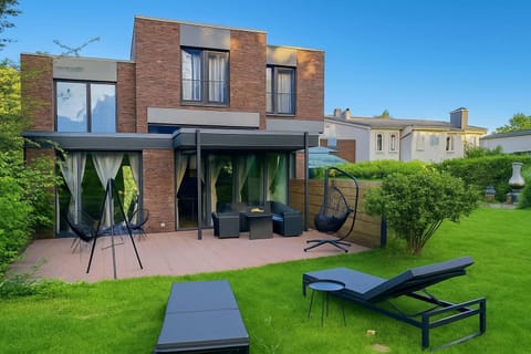 Property building, Spring, Day, Garden, Garden view, sunbed