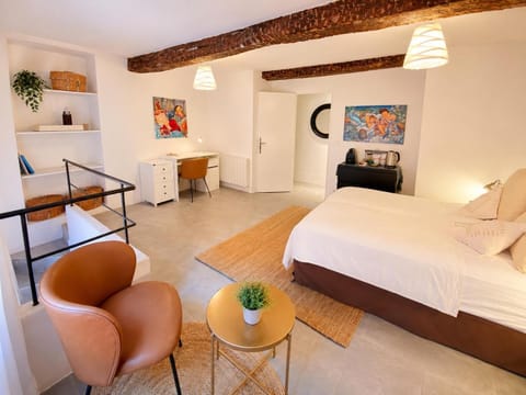 Coffee/tea facilities, Photo of the whole room, Seating area, Bedroom