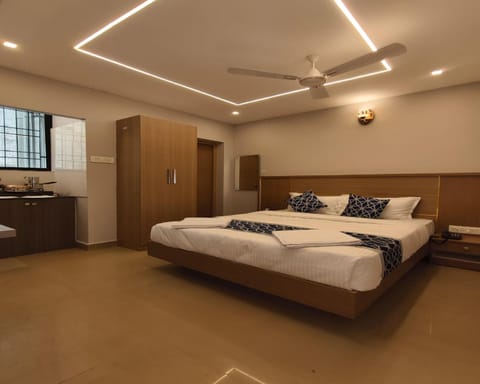 Bed, Kitchen or kitchenette, Photo of the whole room, Bedroom