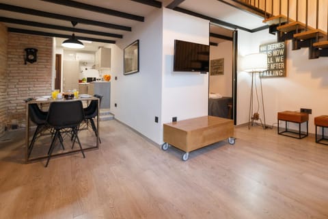 TV and multimedia, Kitchen or kitchenette, Living room, Seating area, Dining area