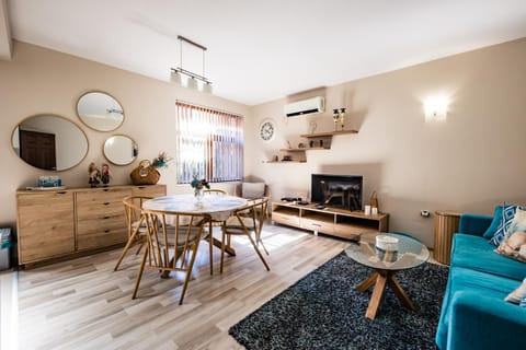 TV and multimedia, Living room, Seating area, Dining area